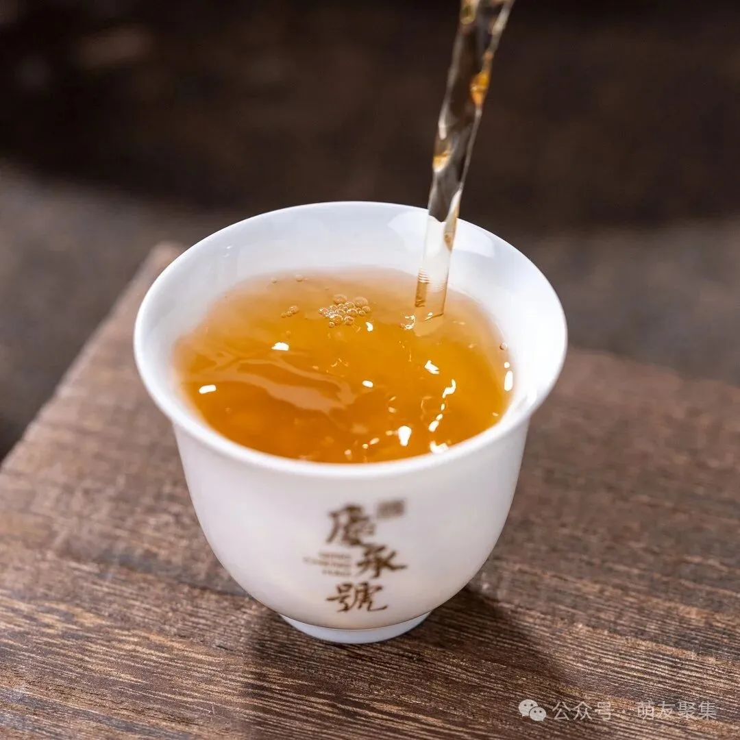 金黄透亮的茶汤
